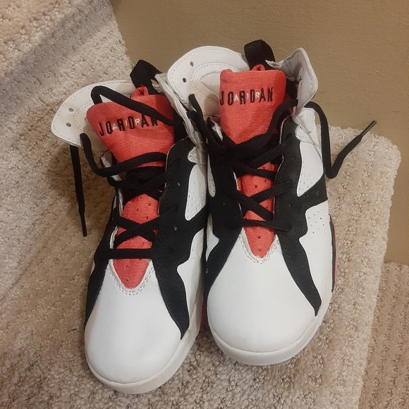 Jordan sneakers size 3y - Picture 2 of 14